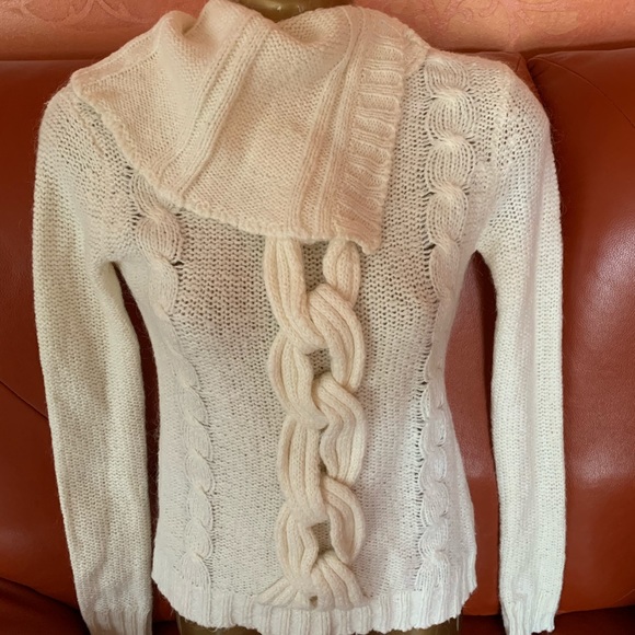 Beautiful sweater - Picture 1 of 6